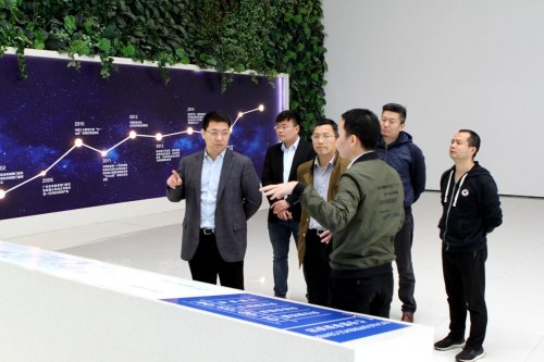  刘永刚董事长应邀出席第23届全国铝门窗幕墙新产品博览会